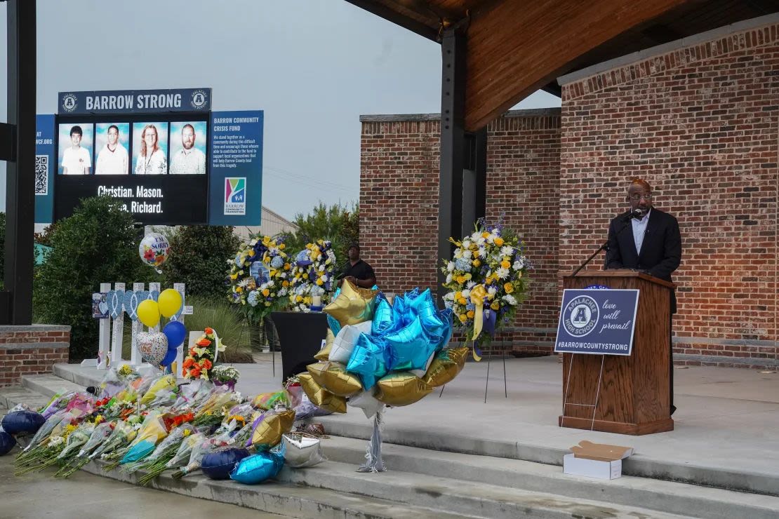 El senador Raphael Warnock habla con de la comunidad, estudiantes y personal de la escuela secundaria Apalachee que se reunieron para una vigilia el 6 de septiembre en Monroe, Georgia.