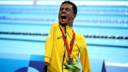 El medallista de oro, Gabriel geraldo dos Santos Araujo del equipo de Brasil, reacciona después de la final masculina de 200 m estilo libre - S2 el quinto día de los Juegos Paralímpicos de Verano de París 2024 en el Paris La Defense Arena el 2 de septiembre de 2024 en Nanterre , Francia.