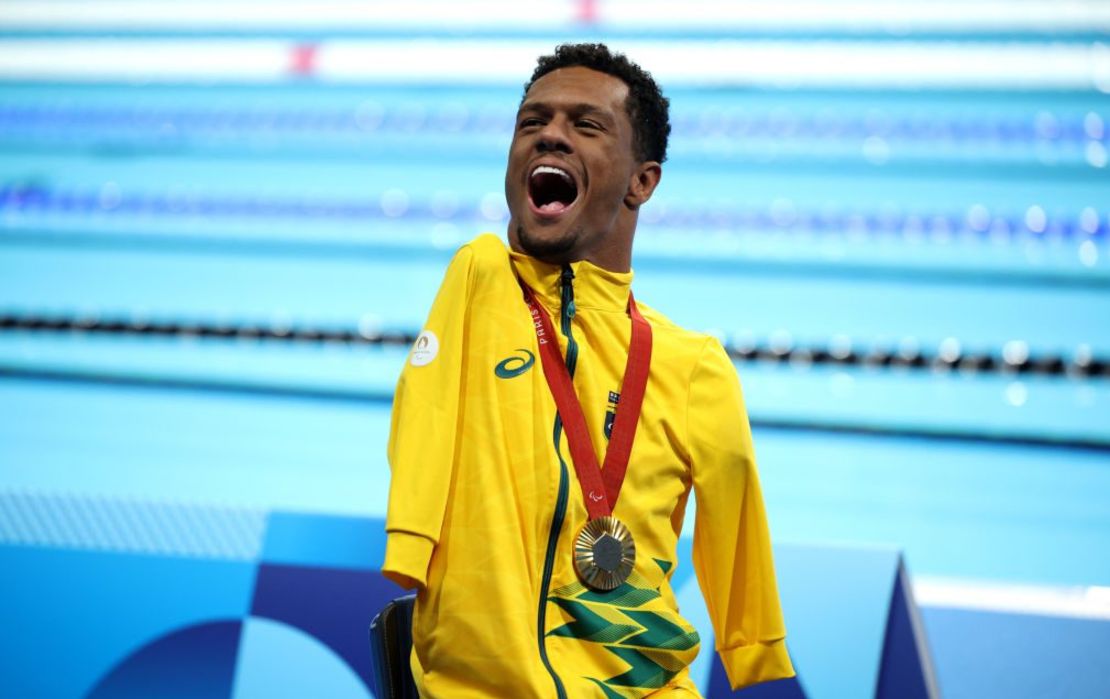 El medallista de oro, Gabriel geraldo dos Santos Araujo del equipo de Brasil tras la final masculina de 200 m estilo libre - S2 en los Juegos Paralímpicos 2024.