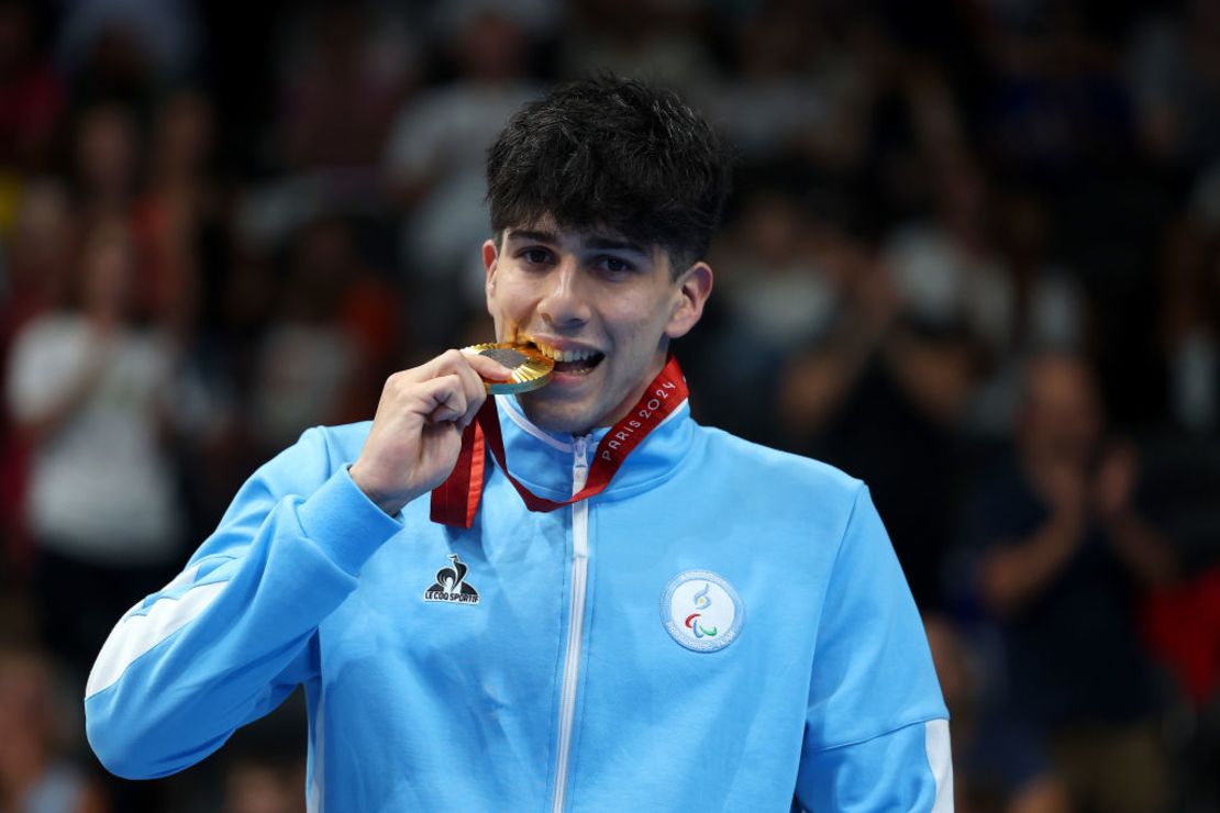 El medallista de oro Iñaki Basiloff del equipo de Argentina celebra en el podio de la ceremonia de entrega de medallas SM7 de 200 m combinado masculino en los Juegos Paralímpicos de París 2024 (Foto: Alex Davidson/Getty Images).