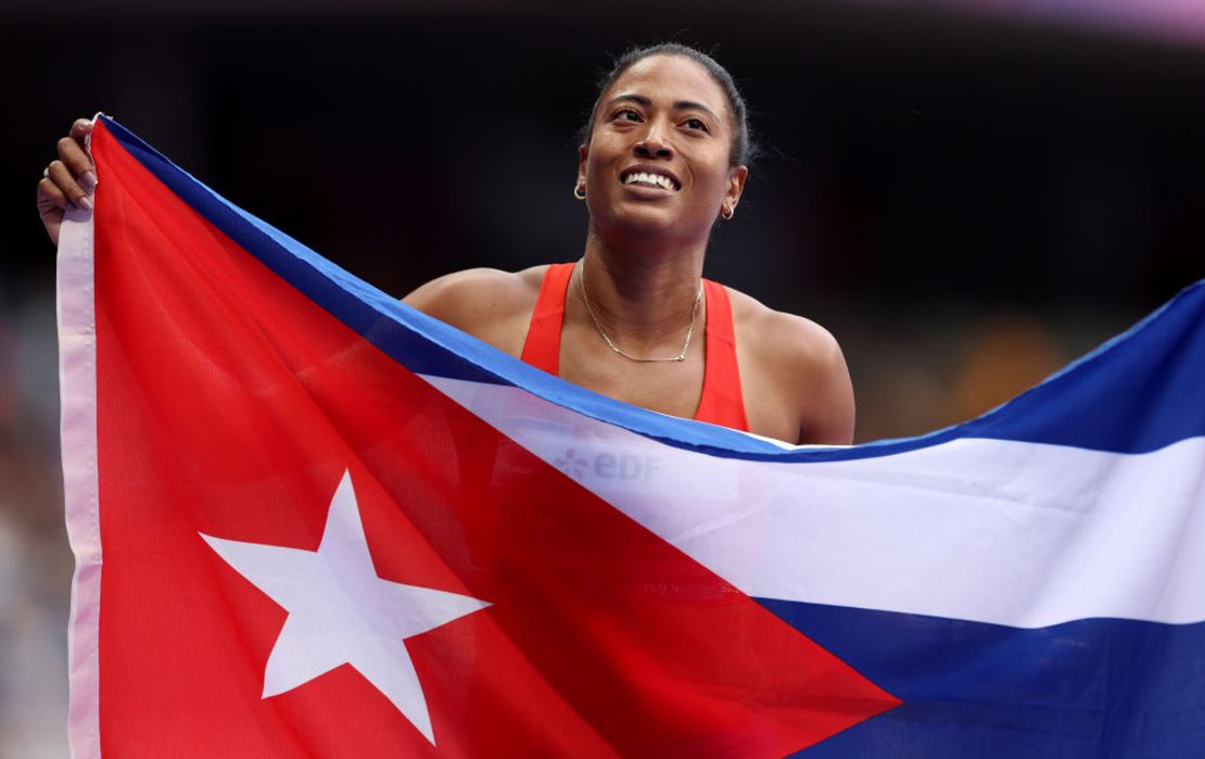 La medallista de oro, Omara Durand Elias del equipo Cuba, celebra con una bandera nacional tras la victoria en la final femenina de 400 m T12 el sexto día de los Juegos Paralímpicos de Verano de París 2024 en el Stade de France el 3 de septiembre de 2024 en París, Francia.