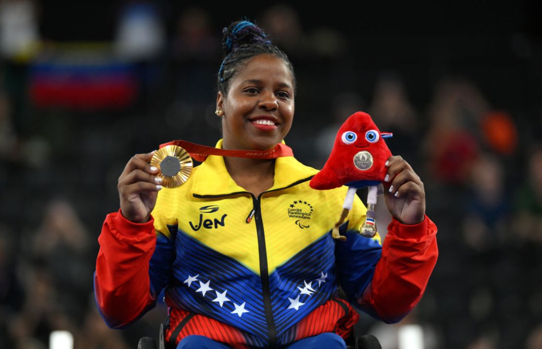 La medallista de oro, Clara Sarahy Fuentes Monasterio del equipo de Venezuela, posa para una fotografía durante la ceremonia de entrega de medallas de la final femenina de hasta 50 kg en el octavo día de los Juegos Paralímpicos de Verano de París 2024 en la arena Porte de La Chapelle el 5 de septiembre de 2024 en París. Francia. (Foto de David Ramos/Getty Images