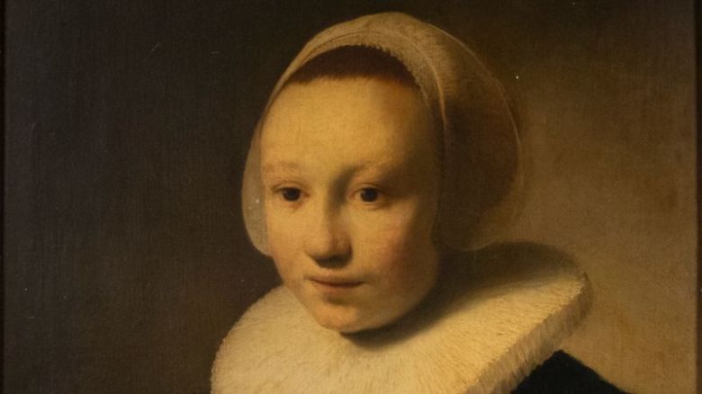 El retrato, que data del siglo XVII, fue encontrado con una etiqueta que decía que fue pintado por el maestro holandés Rembrandt Harmenszoon van Rijn.