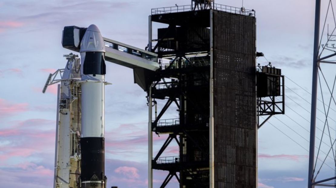 El cohete Falcon 9 de SpaceX y la cápsula Crew Dragon (arriba) sobre la plataforma 39A, la instalación de lanzamiento del Centro Espacial Kennedy en Florida que la empresa alquila a la NASA, el 25 de agosto. Crédito: John Kraus/Programa Polaris