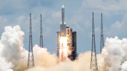 El cohete Long March 5 Y-4 despega del Centro de Lanzamiento Espacial Wenchang en la isla china de Hainan transportando la sonda marciana no tripulada Tianwen-1 el 23 de julio de 2020. Crédito: Carlos García Rawlins/Reuters.