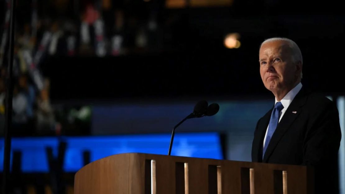 El presidente Joe Biden habla en la Convención Nacional Demócrata en Chicago el 19 de agosto de 2024.