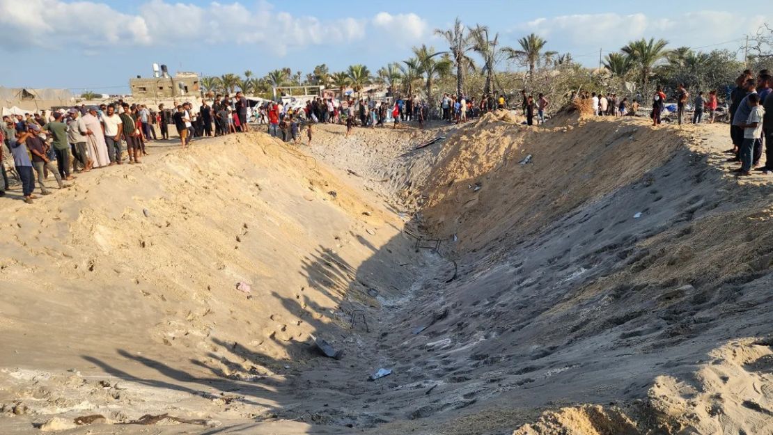 Vista de la zona tras los ataques aéreos israelíes sobre un campamento de tiendas de campaña en Khan Younis, Gaza, el martes.