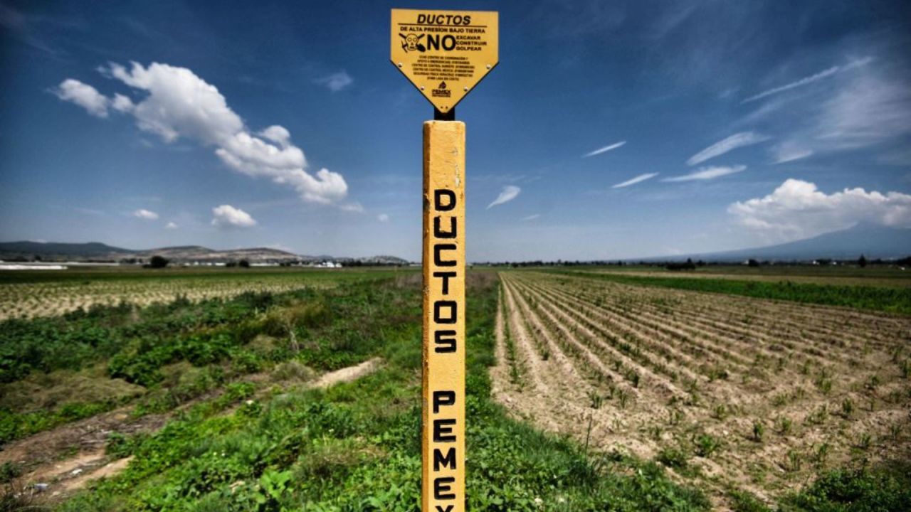 Un letrero indica el área donde se encuentran las tuberías de combustible de PEMEX en Tepeaca, Estado de Puebla, México, el 26 de mayo de 2017. Crédito: ALFREDO ESTRELLA/AFP vía Getty Images