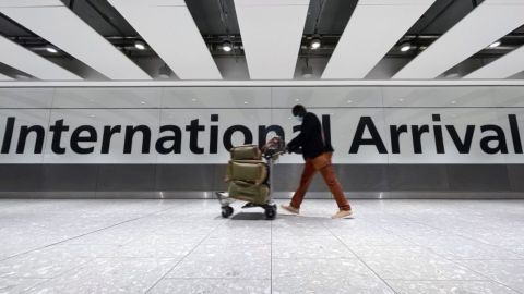 Pasajeros internacionales llegando al Aeropuerto de Heathrow en Londres en 2021. Crédito: Leon Neal/Getty Images