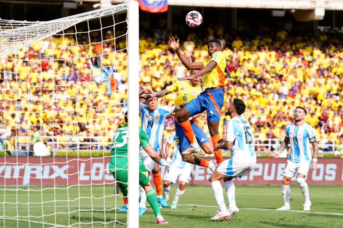 Yerson Mosquera de Colombia marca el primer gol de colombia en Barranquilla el 10 de septiembre. Crédito: Andres Rot/Getty Images