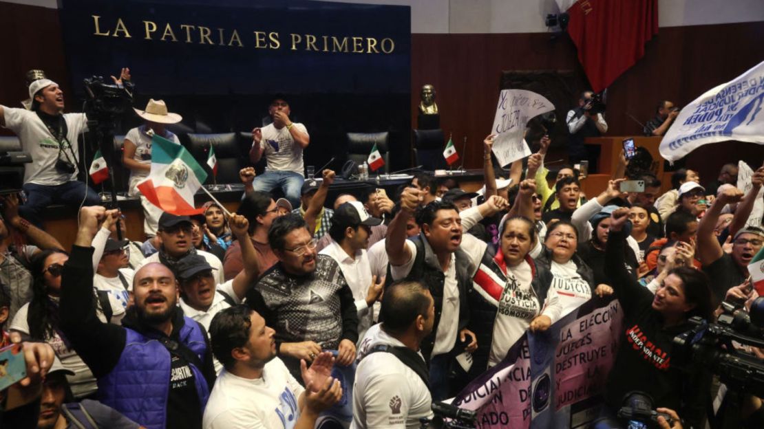 Manifestantes participan en una protesta dentro de la cámara alta del Congreso Nacional en la Ciudad de México el 10 de septiembre de 2024, durante la legislación de la reforma judicial propuesta por el gobierno. Crédito: SILVANA FLORES/AFP vía Getty Images