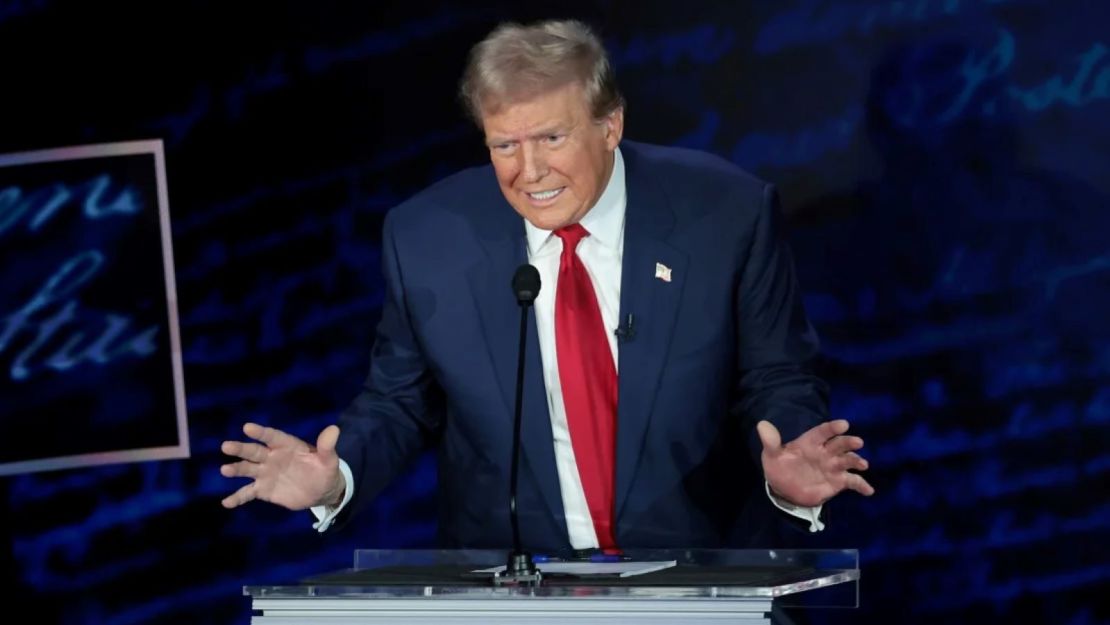 Trump hace gestos durante su debate con Harris en Filadelfia el 10 de septiembre de 2024.