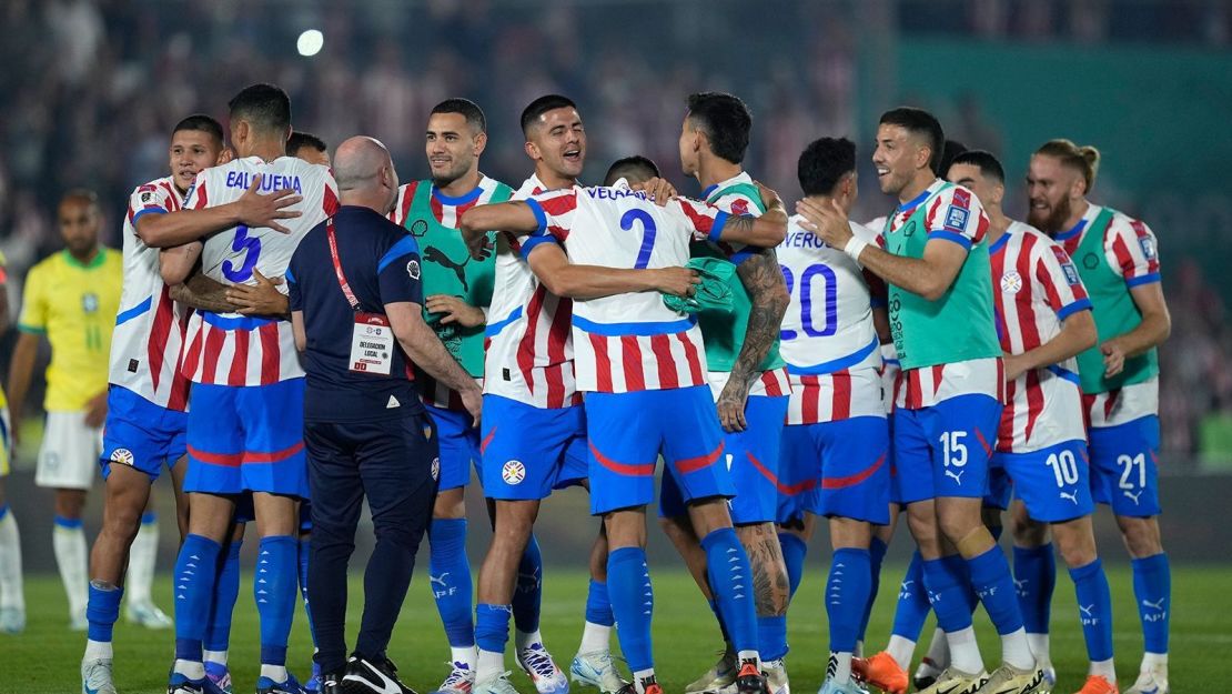 Los jugadores de Paraguay celebran la victoria sobre Brasil.