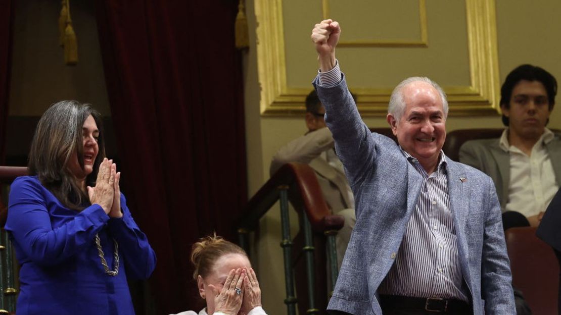 El político opositor venezolano Antonio Ledezma celebra con su esposa Mitzy Capriles después de que los legisladores españoles votaran a favor del reconocimiento por parte del Estado español de Edmundo González Urrutia como presidente electo, en el Congreso el 11 de septiembre de 2024.