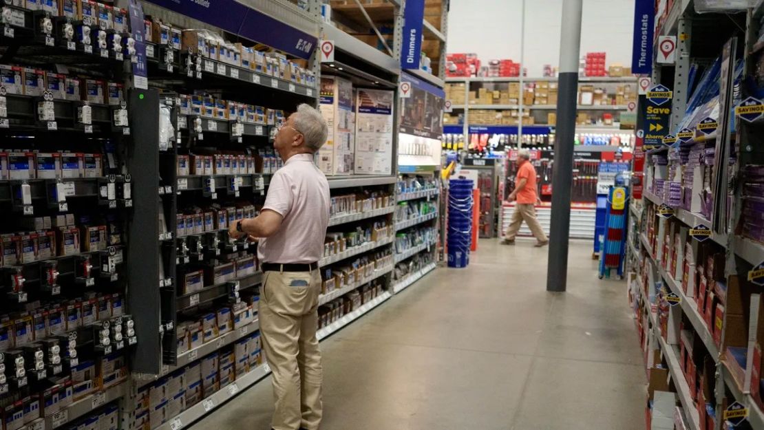 Un cliente compra en una tienda Lowe's de Los Ángeles el 20 de agosto.
