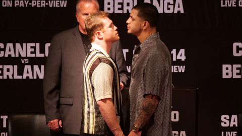 Canelo Álvarez y Edgar Berlanga se enfrentan durante una conferencia de prensa para promocionar su pelea del 14 de septiembre en el Beverly Hills Hotel – Crystal Ballroom el 6 de agosto de 2024 en Beverly Hills, California. Crédito: Kaelin Mendez/Getty Images