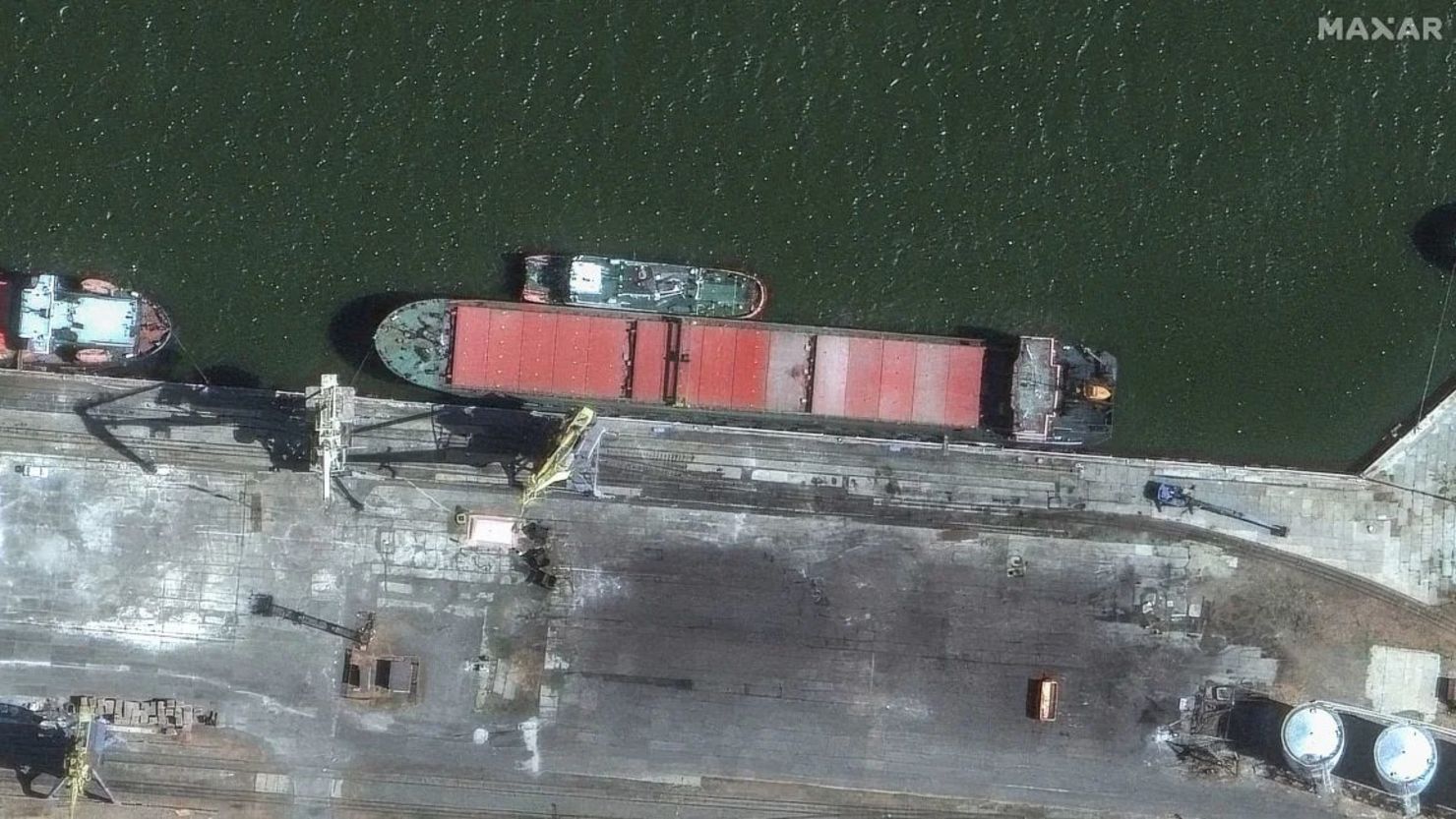 El buque, el Port Olya 3, fue identificado por Maxar Technologies en imágenes satelitales tomadas el 4 de septiembre en Port Olya en Astrakhan, Rusia. Crédito: Tecnologías Maxar.