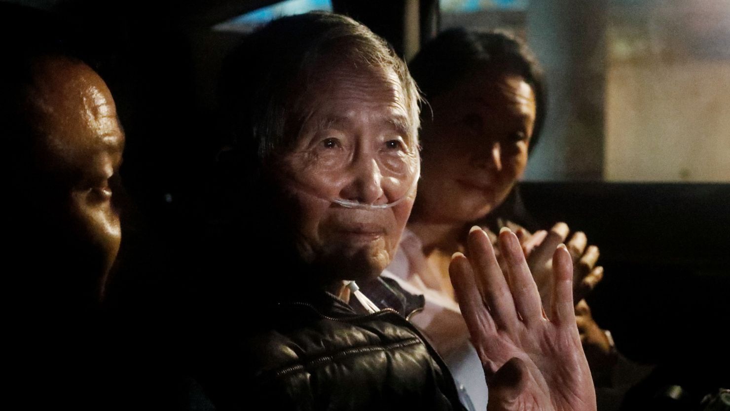 El expresidente de Perú Alberto Fujimori sale en un automóvil de la prisión de Barbadillo luego de ser liberado el 06 de diciembre de 2023 en Lima, Perú. Crédito:  Mariana Bazo/Getty Images