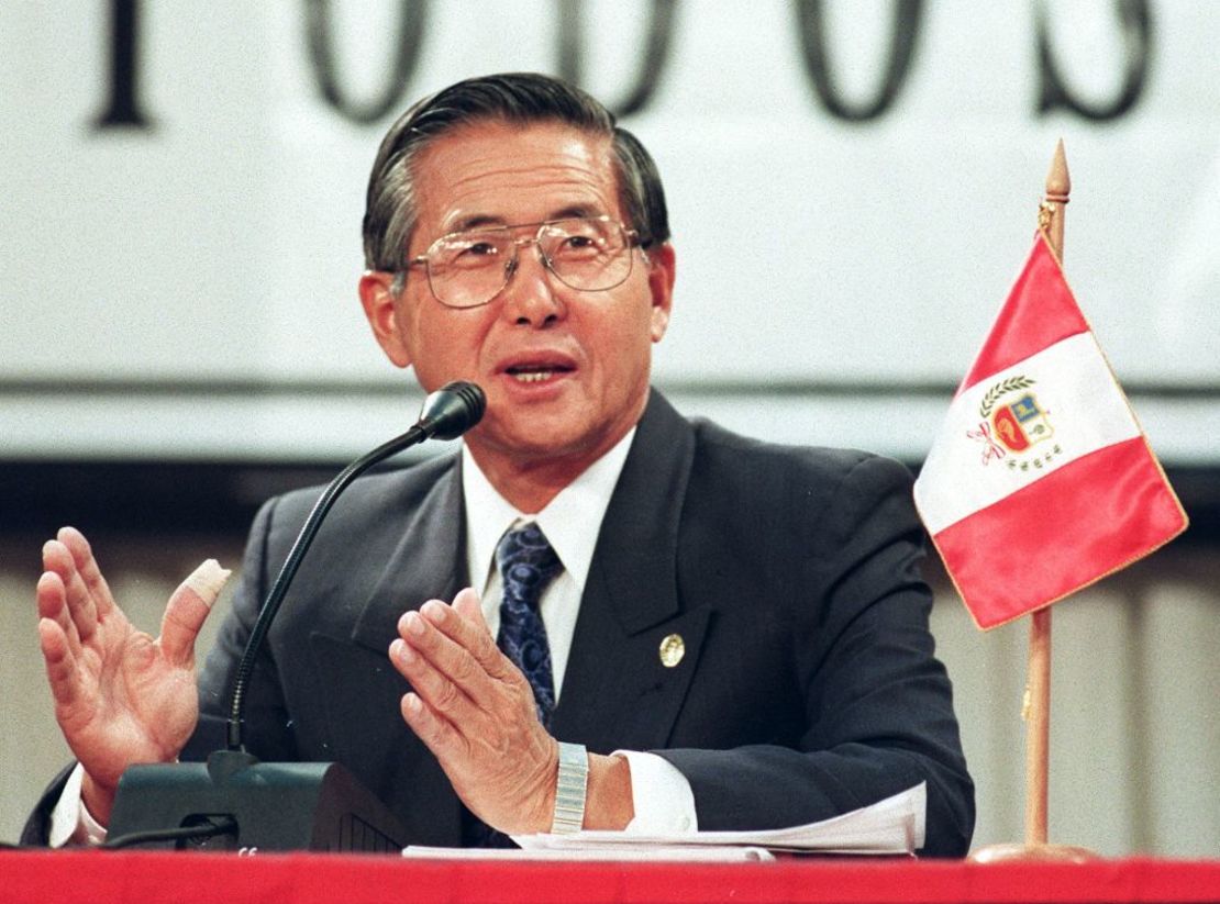 El presidente de Perú Alberto Fujimori responde preguntas durante una conferencia de prensa en la sede de la Cumbre de las Américas en Santiago. Crédito: CRIS BOURONCLE/AFP vía Getty Images