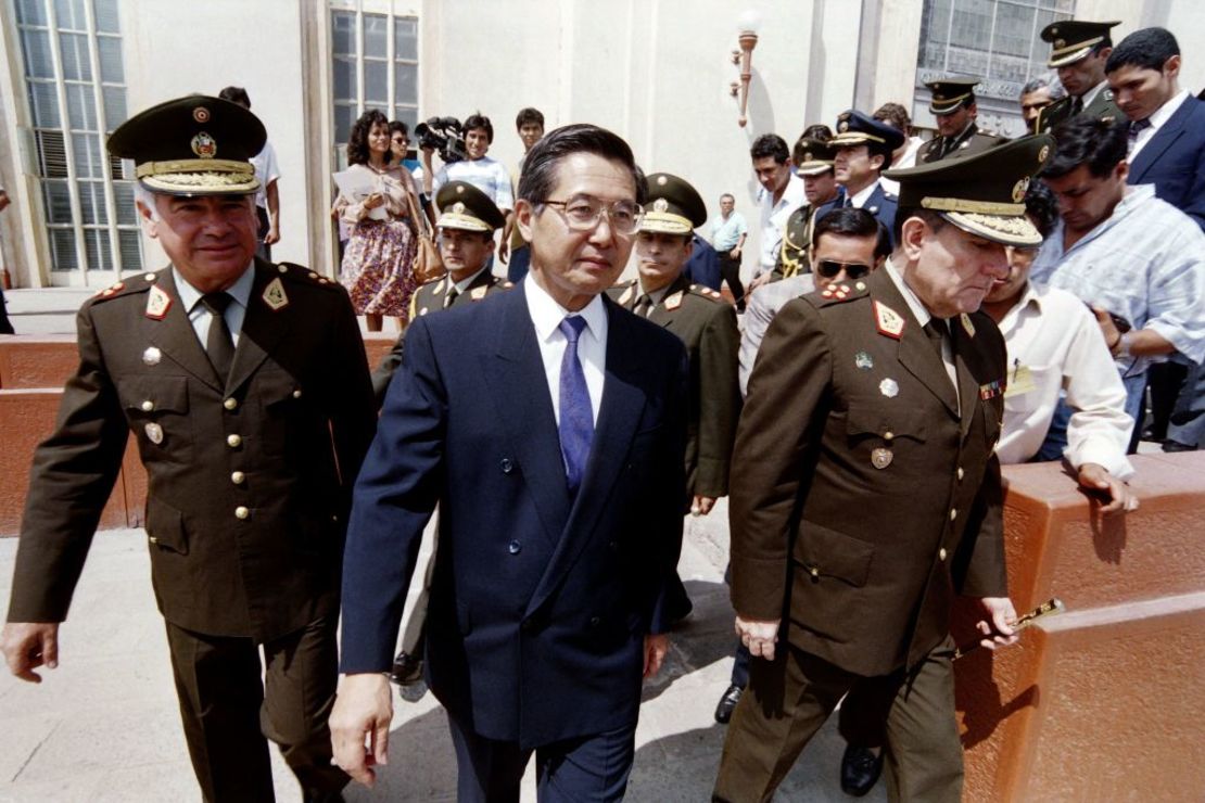 El presidente peruano Alberto Fujimori camina con el ministro del Interior, general Víctor Malca (izq.) y otro miembro no identificado de las fuerzas armadas durante una visita a una escuela militar el 24 de abril de 1992 en Lima. Crédito: HECTOR MATA/AFP vía Getty Images