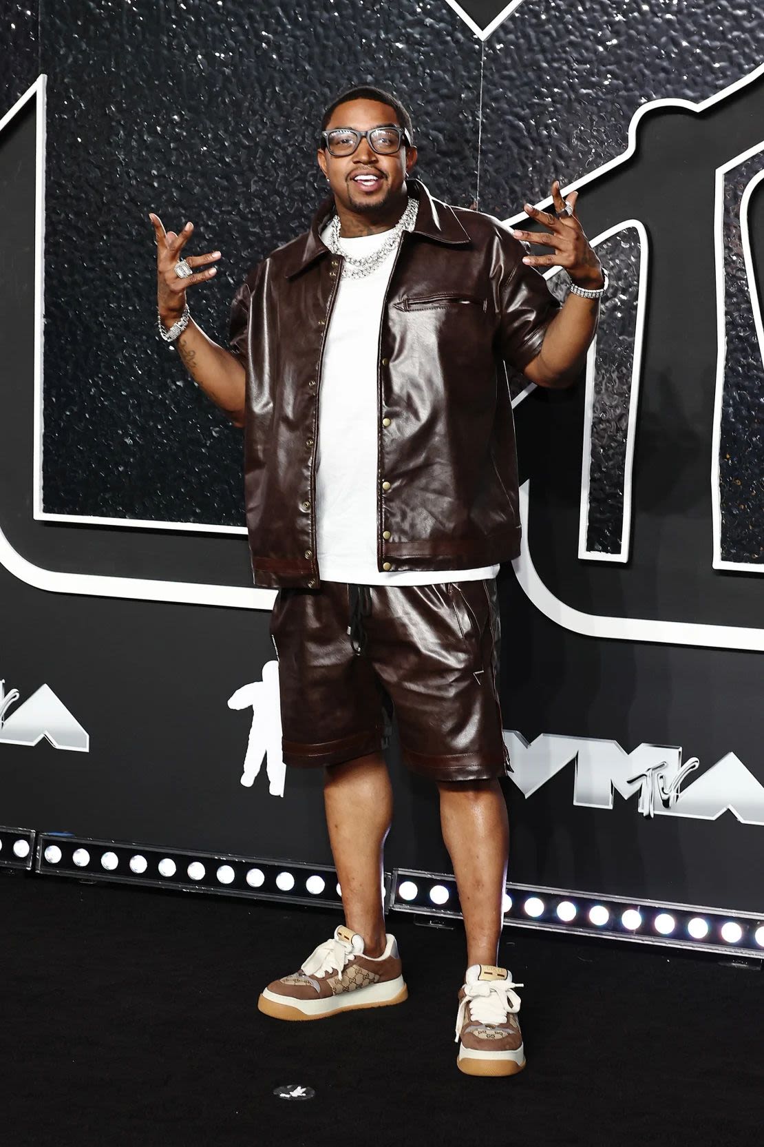 Lil Scrappy llegó con un conjunto casual de cuero de dos piezas y zapatillas Gucci. Crédito: Jamie McCarthy/WireImage/Getty Images.