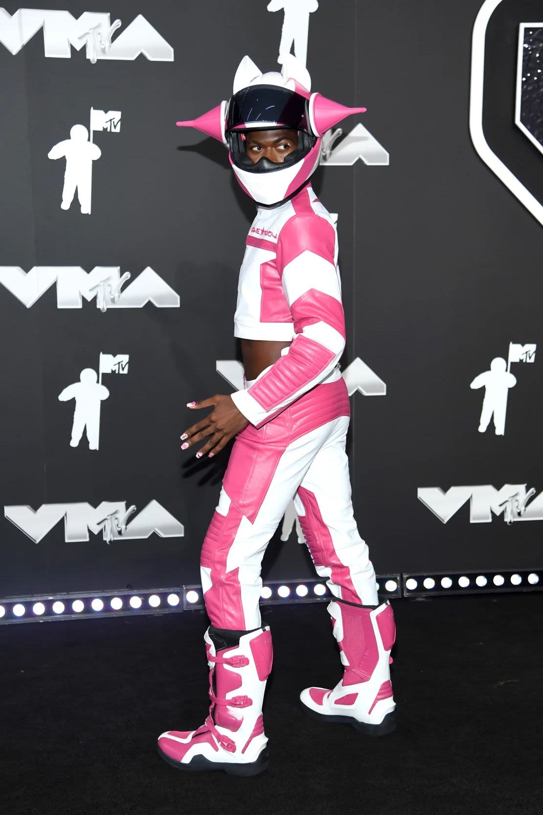 El atrevido atuendo rosa de Lil Nas X dejó a los usuarios de las redes sociales preguntándose si estaba canalizando a su Power Ranger interior. Crédito: Noam Galai/Getty Images.