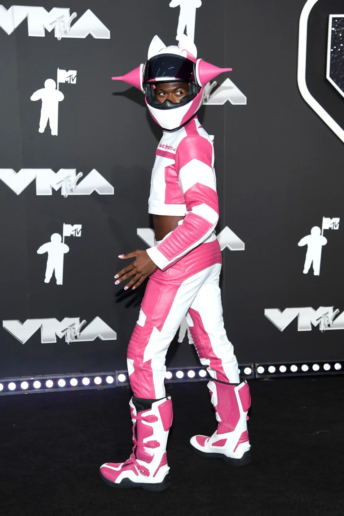 El atrevido atuendo rosa de Lil Nas X dejó a los s de las redes sociales preguntándose si estaba canalizando a su Power Ranger interior. Crédito: Noam Galai/Getty Images.