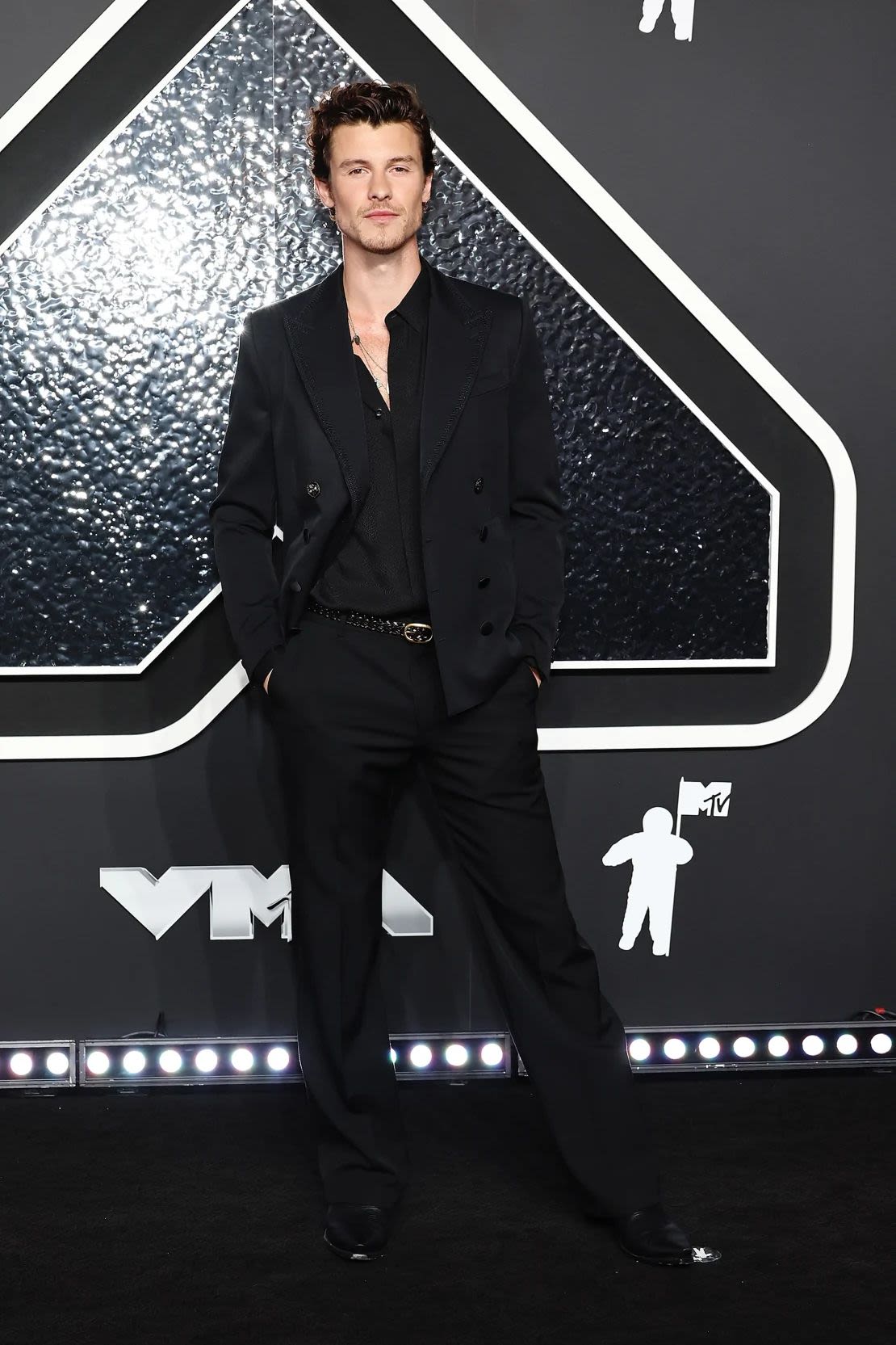 Shawn Mendes llegó antes de su actuación con un esmoquin de lana de Dolce & Gabbana con pantalones acampanados y una camisa de seda. Crédito: Jamie McCarthy/WireImage/Getty Images.