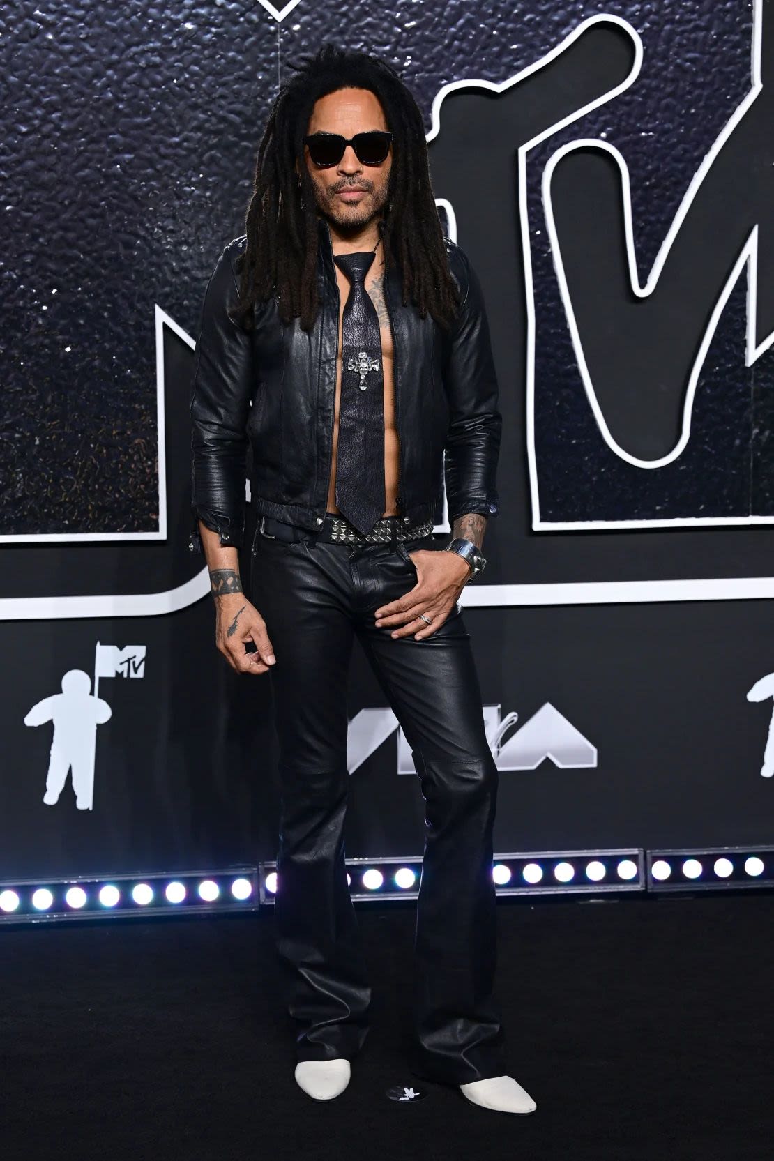 Lenny Kravitz, quien recibió el premio VMA a la mejor canción de Rock, llegó con un atuendo completamente negro de cuero y sin camisa, completo con una corbata a juego. Crédito: Anthony Harvey/Shutterstock.