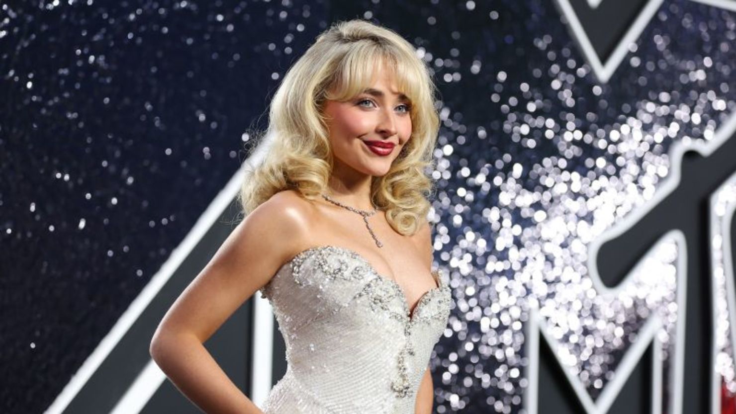 Sabrina Carpenter asistió a los MTV Video Music Awards con el mismo vestido que Madonna usó en los Oscar hace 33 años.