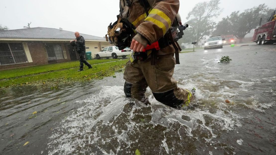 Bomberos de Morgan City responden a un incendio en una casa durante el huracán Francine en Morgan City, Luisiana, el 11 de septiembre de 2024.