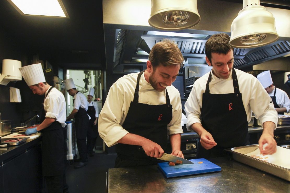 Los chefs de El Celler de Can Roca Nacho Baucells y Hernan Luchetti trabajan en la cocina en Gerona el 2 de junio de 2015.