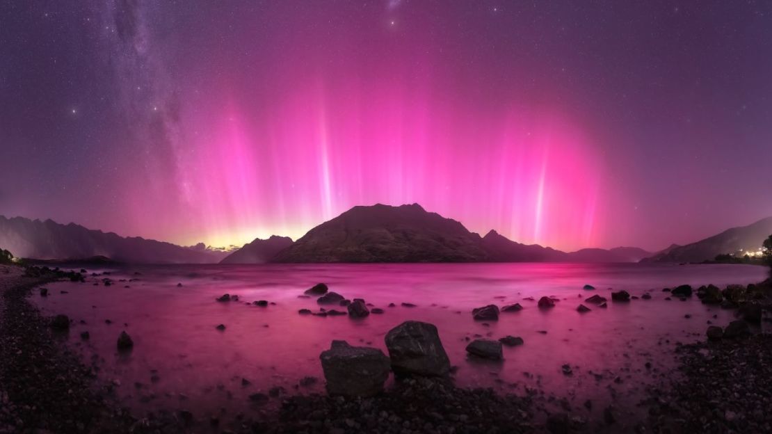 Larryn Rae de Nueva Zelandia ganó la categoría Auroras con esta foto de la Aurora Australis sobre las montañas de Queenstown.