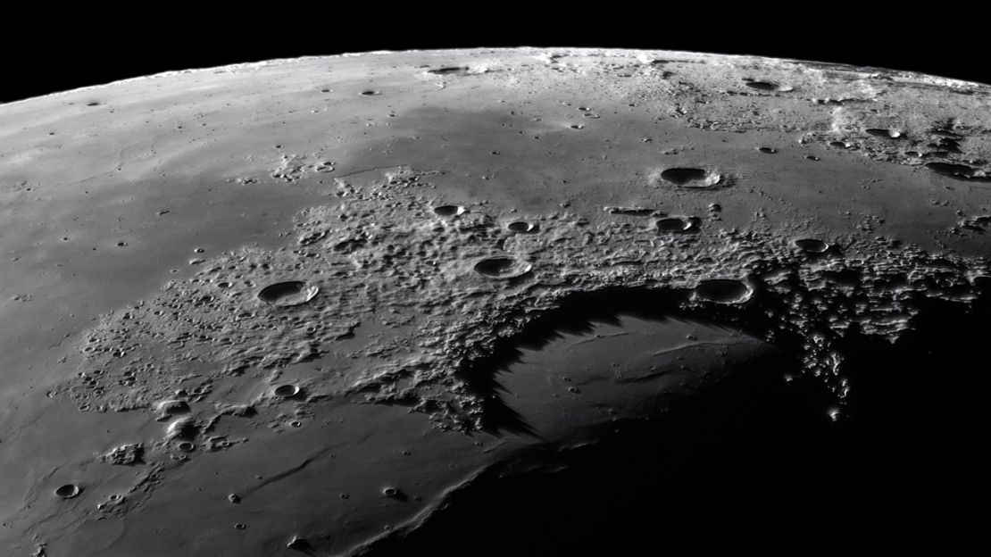 El fotógrafo húngaro Gábor Balázs ganó la categoría Nuestra Luna con esta imagen de Sinus Iridum, o la Bahía de los Arcoíris, en la superficie lunar.