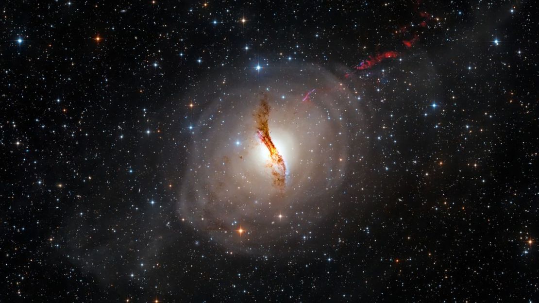 Los fotógrafos húngaros Bence Tóth y Péter Feltóti ganaron la categoría Galaxias con esta imagen de la galaxia NGC 5128, tomada desde Namibia.