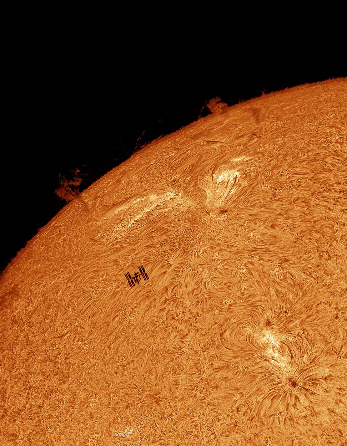 El fotógrafo británico Tom Williams ganó la categoría Personas y Espacio con esta imagen que muestra la silueta de la Estación Espacial Internacional (EEI) contra el sol.