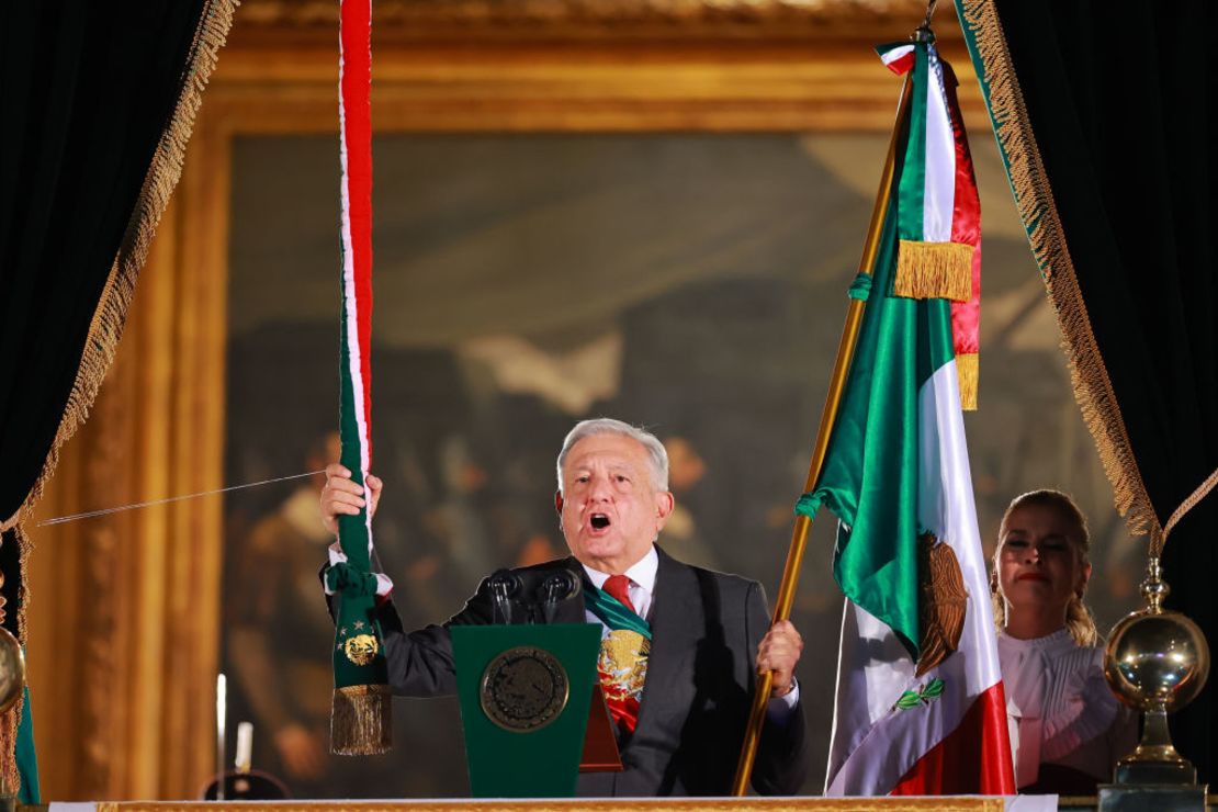 El presidente de México, Andrés Manuel López Obrador, da el Grito de Independencia como parte de la celebración del Día de la Independencia de México en el Zócalo el 15 de septiembre de 2023 en la Ciudad de México, México. Crédito: Hector Vivas/Getty Images