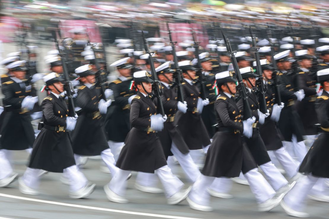 Soldados del ejército mexicano marchan durante el desfile militar anual como parte de las celebraciones del día de la independencia en el Zócalo el 16 de septiembre de 2023 en la Ciudad de México, México. Crédito: Hector Vivas/Getty Images