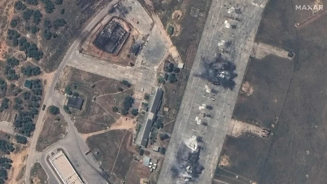 Imágenes satelitales muestran aviones rusos destruidos en la base aérea de Belbek, en la Crimea ocupada, el 15 de mayo de 2024. Imagen satelital ©2024 Maxar Technologies