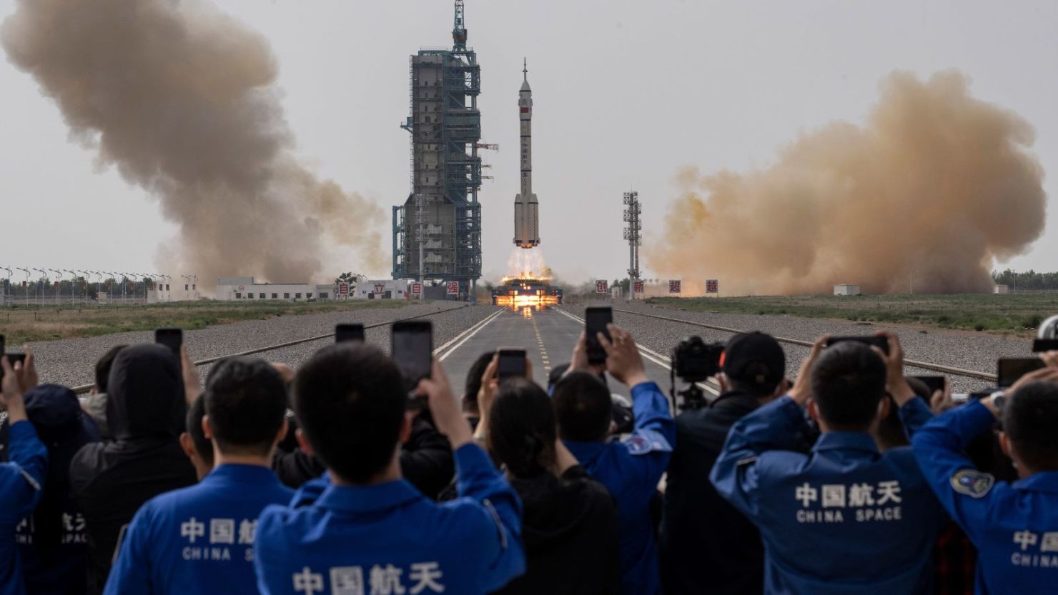 Una multitud observa el despegue de tres astronautas a bordo del Long March-2F en el Centro de Lanzamiento de Satélites de Jiuquan, China, el 30 de mayo de 2023. El mismo modelo de cohete se utilizó en diciembre para lanzar la secreta nave espacial china que regresó a la Tierra a principios de este mes.