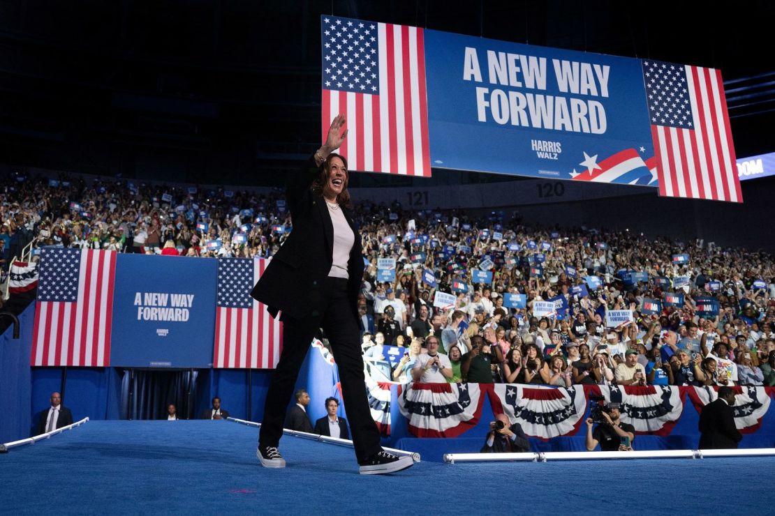 La vicepresidenta y candidata presidencial demócrata Kamala Harris sube al escenario para hablar en un mitin de campaña en el Bojangles Coliseum de Charlotte, Carolina del Norte, el 12 de septiembre de 2024.