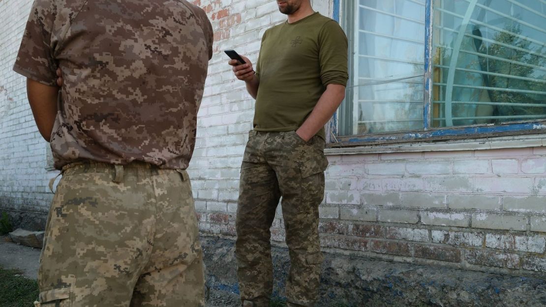 Un grupo de soldados ucranianos descansa en una aldea cerca de la frontera rusa tras participar en la operación de Ucrania en Kursk. Ivana Kottasova/CNN.