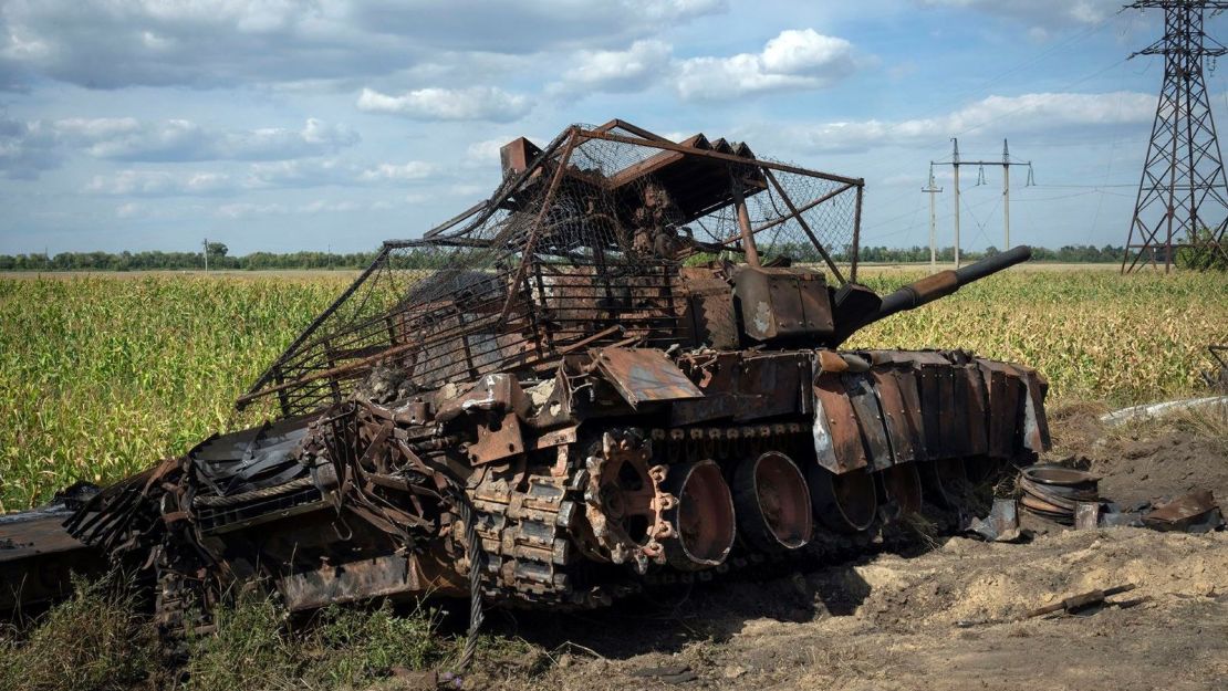 Un tanque ruso destruido yace al costado de una carretera cerca de Sudzha, en la región de Kursk, Rusia. Esta imagen fue aprobada por el Ministerio de Defensa de Ucrania antes de su publicación.