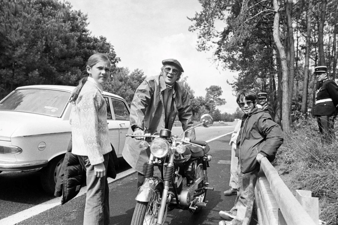 El actor Steve McQueen se relaja con su hija Terry y su hijo Chad mientras protagoniza la película «Le Mans» en Le Mans, Francia, el 24 de junio de 1971.