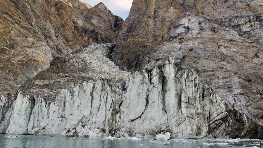 La montaña en el fiordo Dickson, al este de Groenlandia, el 12 de agosto de 2023 antes del deslizamiento de tierra.