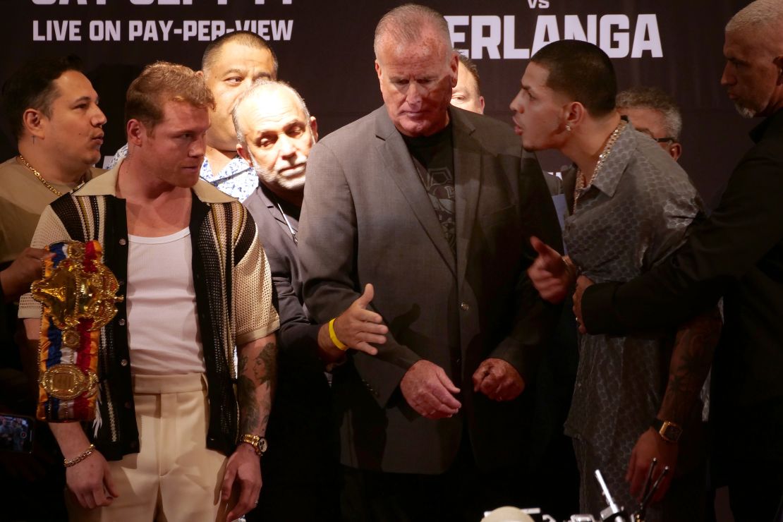 BEVERLY HILLS, CALIFORNIA - 6 de agosto 2024: Canelo Álvarez y Edgar Berlanga en la conferencia de prensa del tour de promoción del combate del 14 de septiembre.