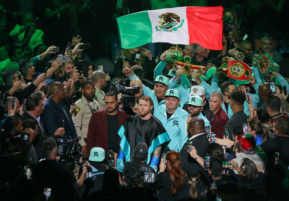 LAS VEGAS, NEVADA - 4 de mayo de 2024. Canelo Álvarez hace su entrada por la pelea del título indiscutido ante Jaime Munguía en el T-Mobile Arena.