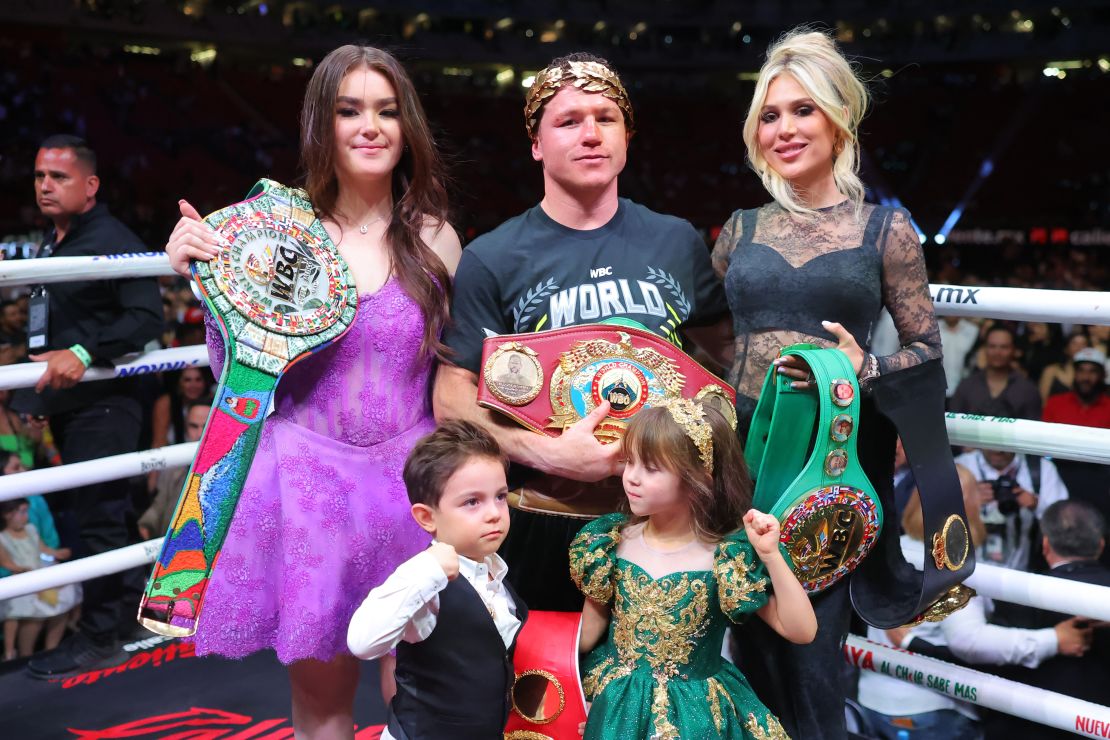 ZAPOPÁN, JALISCO - 6 de mayo de 2023. Canelo Álvarez celebra con su familia después de su triunfo ante John Ryder.