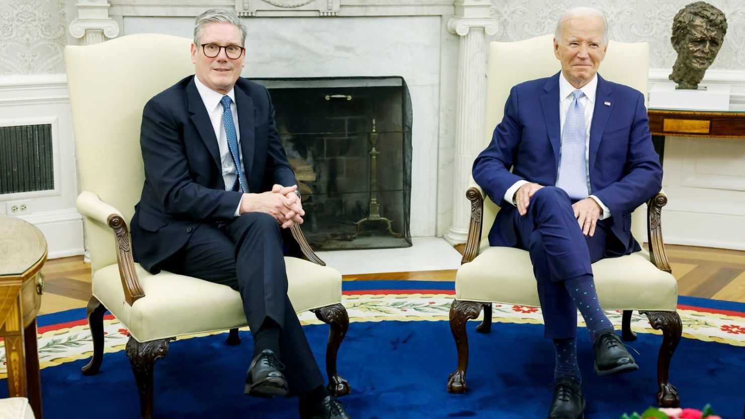 El presidente de Estados Unidos, Joe Biden, y el primer ministro británico, Keir Starmer, hablan con los periodistas antes de participar en una reunión bilateral en la Oficina Oval de la Casa Blanca el 10 de julio.