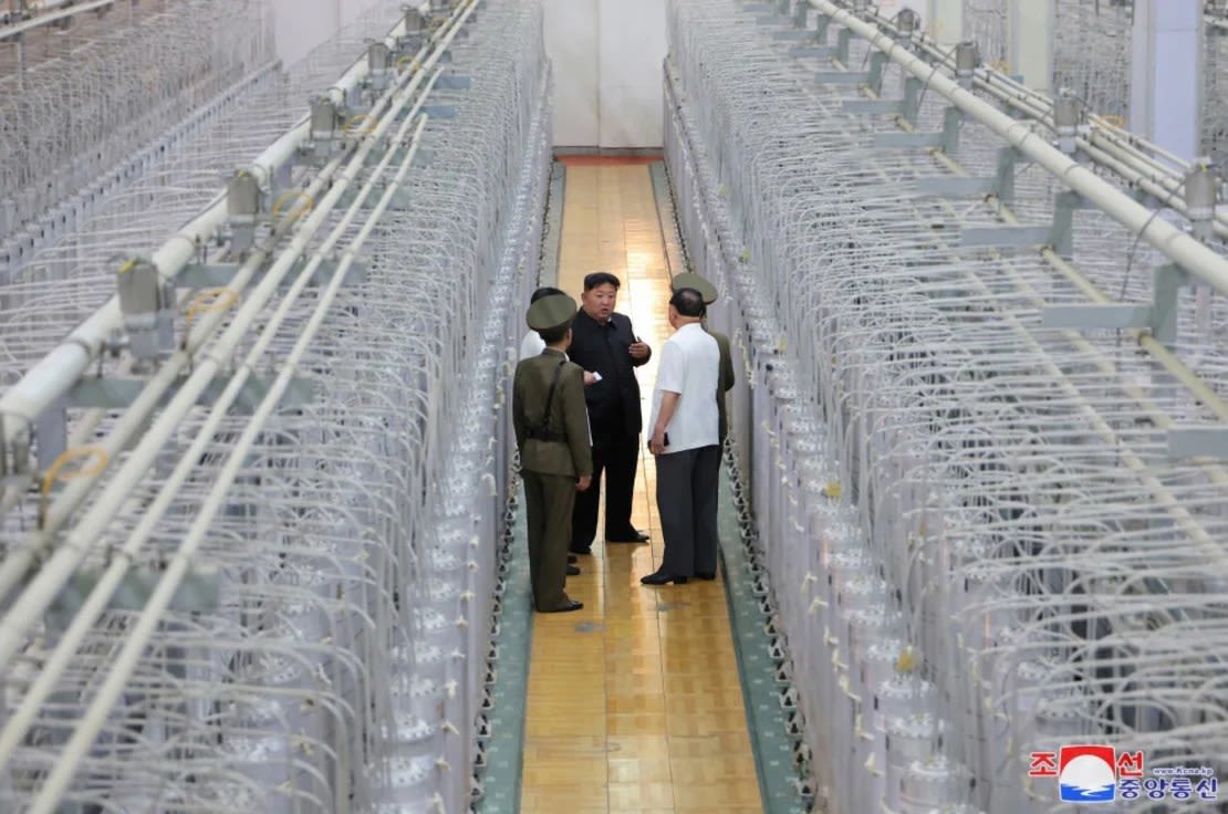 El líder norcoreano Kim Jong Un visita una instalación de enriquecimiento de uranio, que produce materiales nucleares aptos para armas, en una foto publicada por los medios estatales norcoreanos el viernes 13 de septiembre de 2024.